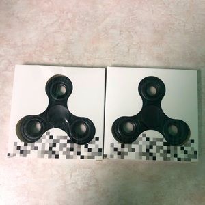 2 unopened fidget spinners
